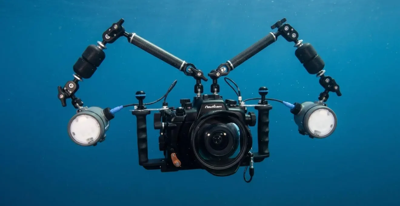 Configuration de bras articulés avec strobe sous-marin fixé sur un caisson photo